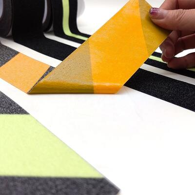 Solução de Proteção para Passarelas Industriais com Fita Antiderrapante para Superfícies de Alta Tração