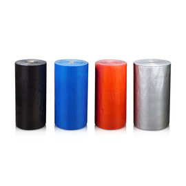O tapete colorido azul/da prata fita adesiva do rolo enorme da selagem articula a borda